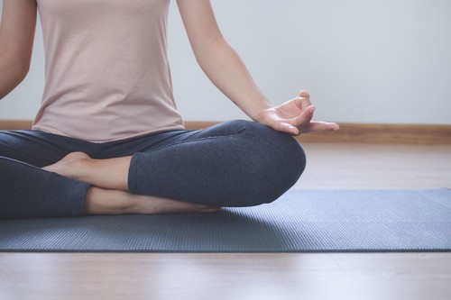 Týchto 6 joga pozícií by ste mali cvičiť každý deň. Vypnite myseľ a relaxujte.